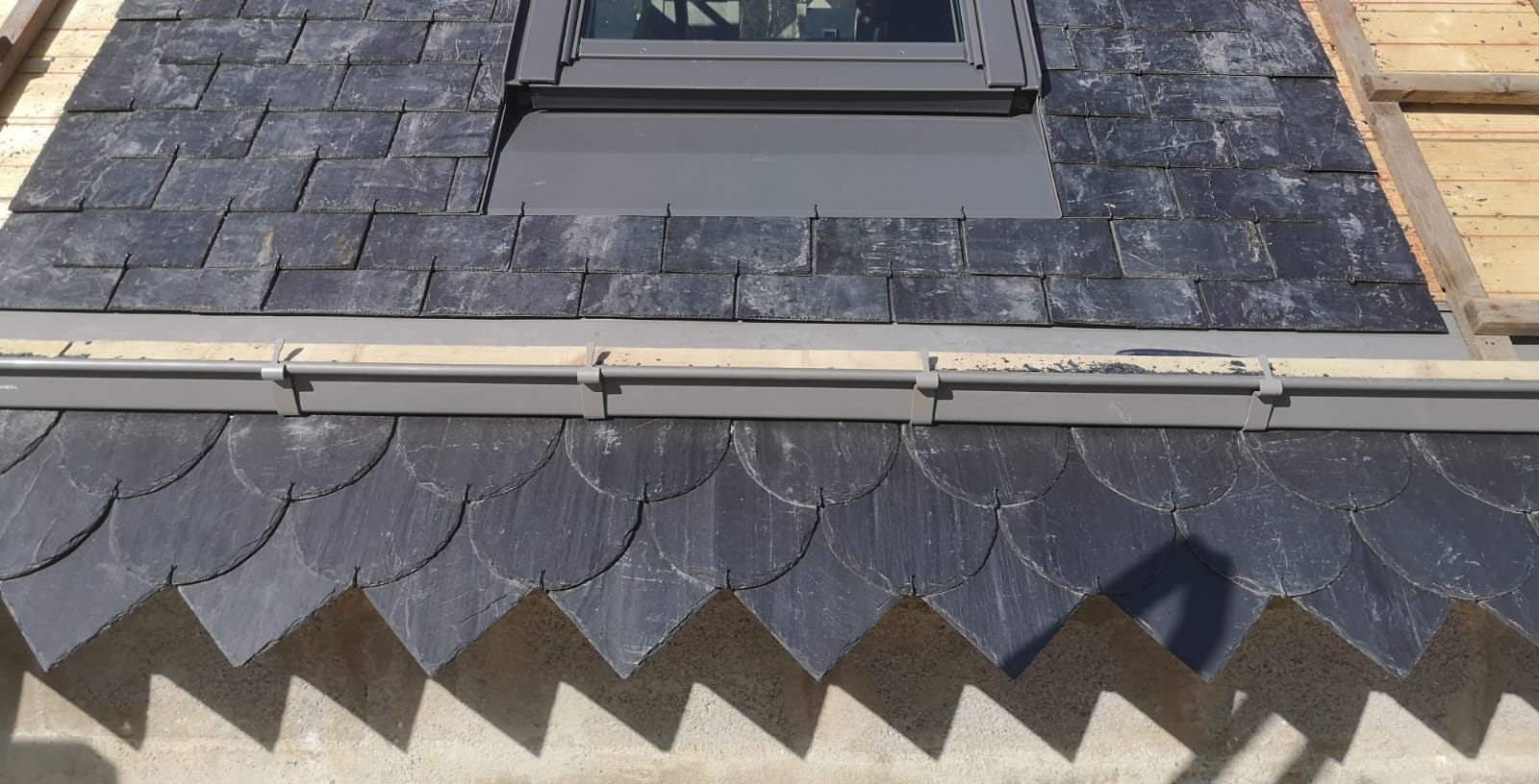 Couverture en ardoise avec gouttière zinc et frise festonnée, chantier ALF Couverture