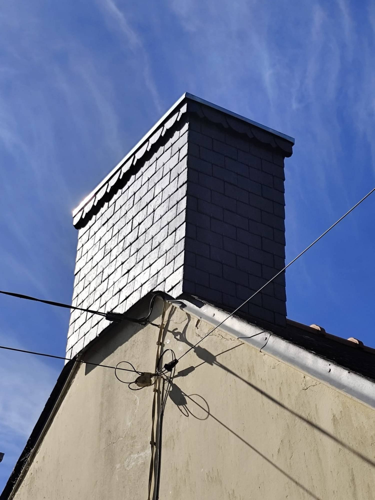 Habillage en ardoise naturelle avec couvertine zinc, chantier ALF Couverture